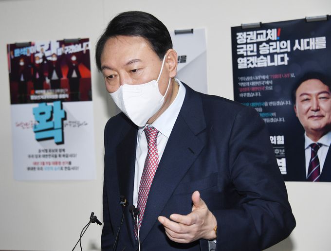 국민의힘 윤석열 대선 후보가 21일 서울 여의도 국회에서 열린 코로나19 극복을 위한 비상대책회의를 마친 후 취재진의 질문을 받고 있다. 공동취재사진