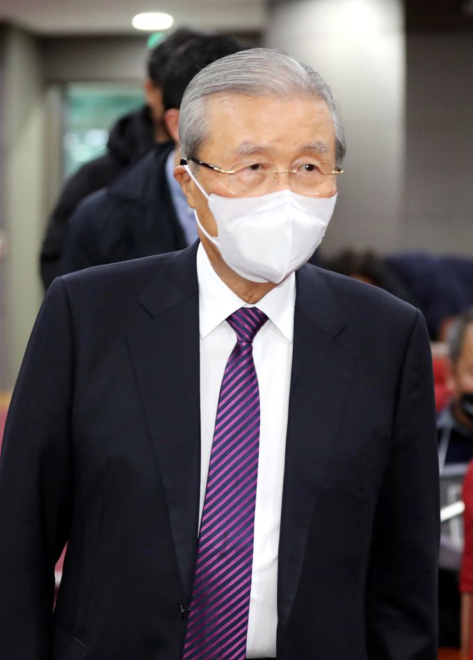 국민의힘 김종인 총괄선거대책위원장이 21일 국회 의원회관에서 열린 코로나19 백신 피해보상을 위한 공청회에 참석하고 있다. 남정탁 기자