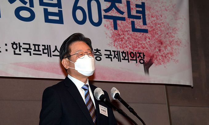 더불어민주당 이재명 대선 후보가 22일 서울 중구 프레스센터 국제회의장에서 열린 한국여성기자협회 창립 60주년 기념식에서 축사를 하고 있다. 국회사진기자단