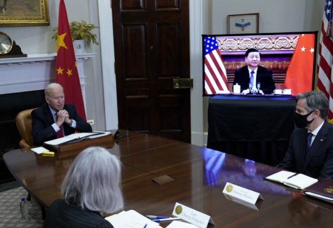 지난 11월 조 바이든 미국 대통령(왼쪽)이 시진핑 중국 국가주석(화면 속)과 화상 정상회담을 하는 모습. 오른쪽 끝이 회담에 배석한 토니 블링컨 국무장관이다. 올 한 해 미국은 중국에 외교력을 집중하면서 북한은 정책 우선순위에서 멀어졌다. 워싱턴=AP연합뉴스