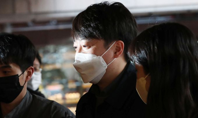 국민의힘 이준석 대표(가운데)가 22일 김종인 총괄선대위원장과 오찬 회동을 위해 서울 중구의 한 호텔로 들어가고 있다.   서상배 선임기자