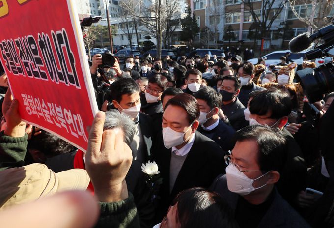 국민의힘 윤석열 대선 후보가 22일 오후 전북 전주시 덕진구 전북대학교 이세종 열사 추모비 앞에서 헌화하려다 이를 반대하는 전북대 민주동문회의 항의를 받고 있다. 전북=연합뉴스