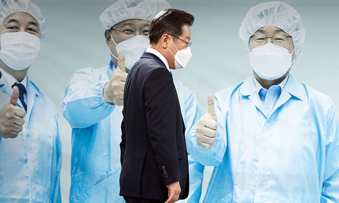 더불어민주당 이재명 대선후보가 22일 서울 여의도 더불어민주당 중앙당사에서 과학기술 정책공약을 발표하기 위해 단상으로 이동하고 있다. 국회사진기자단