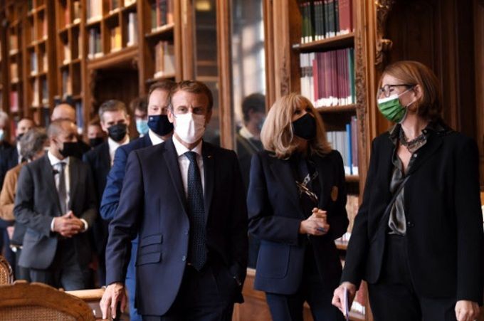 지난 9월28일(현지시간) 마스크를 쓴 에마뉘엘 마크롱 프랑스 대통령(앞줄 맨 왼쪽)이 부인 브리지트 여사(앞줄 가운데)와 함께 국립도서관을 방문해 시설을 둘러보고 있다. 파리=EPA연합