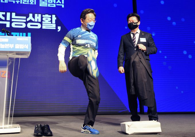 이재명 더불어민주당 대선후보가 23일 오후 서울 영등포구 여의도동 중소기업중앙회에서 열린 직능단체와 함께하는 대전환선대위 직능본부 발대식에서 홍기용 대한민국족구협회 회장으로부터 선물받은 유니폼과 운동화를 신고 발차기를 하고 있다. 뉴스1
