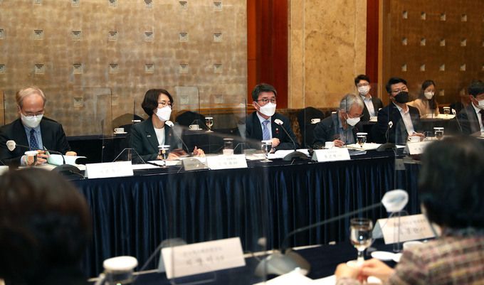 류근혁 보건복지부 제2차관(왼쪽 세 번째)이 23일 서울 중구 롯데호텔에서 열린 '제12차 코로나19 치료제 백신개발 범정부지원위원회'에 참석해 인사말을 하고 있다. 보건복지부 제공