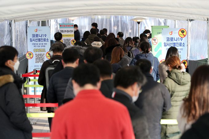 코로나19 신규 확진자가 6919명으로 집계된 23일 오후 서울 중구 서울광장 임시선별검사소에서 시민들이 검사를 받기 위해 대기하고 있다. 뉴시스
