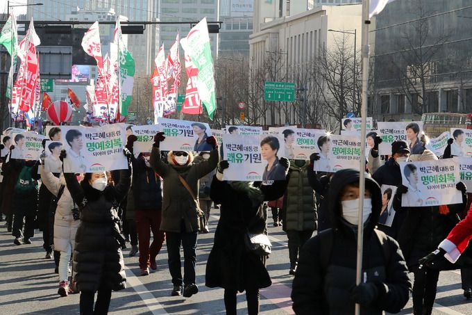 25일 오후 서울 중구 숭례문오거리 인근에서 열린 박근혜 전 대통령 석방 축하 및 건강 기원 집회(제216차 태극기집회)를 마치고 지지자들이 광화문 방향으로 행진하고 있다. 뉴시스