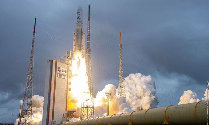 유럽우주국(ESA)이 25일 공개한 제임스 웹 우주망원경을 실은 아리안 5호 로켓이 발사되는 순간. EPA연합뉴스