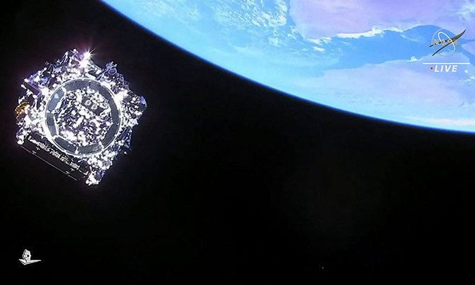 나사 TV 영상으로, 25일 제임스 웹 우주망원경이 지구 대기권 밖에서 아리안 5호 로켓과 분리되는 모습.  AFP연합뉴스