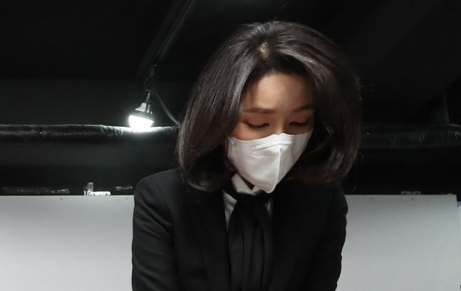 윤석열 국민의힘 대선후보의 배우자 김건희씨가 26일 오후 서울 여의도 국민의힘 당사에서 기자회견을 열고 대국민 사과하고 있다. 연합뉴스