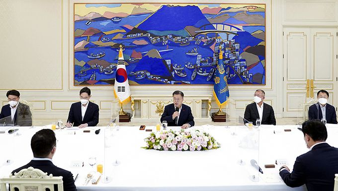 문재인 대통령이 27일 청와대에서 정부의 민관 합동 청년 일자리 창출 사업인 ‘청년희망온(ON)’에 참여한 대기업 대표들과 가진 오찬 간담회에서 모두발언을 하고 있다. 청와대사진기자단