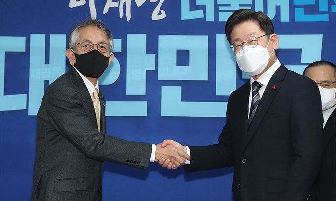 더불어민주당 이재명 대선 후보가 27일 서울 여의도 당사에서 아이보시 고이치 주한일본대사를 접견, 악수하고 있다. 연합뉴스