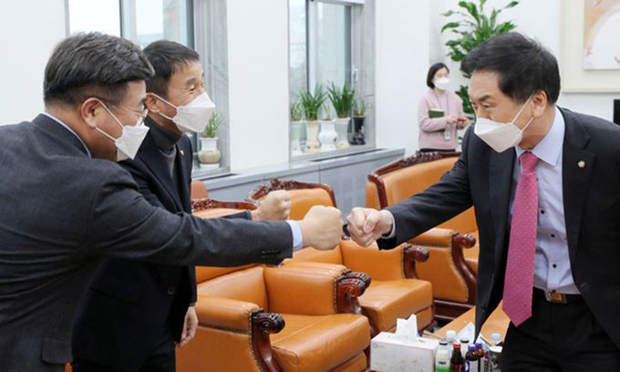 인사 나누는 여야 원내대표 더불어민주당 윤호중 원내대표(왼쪽)와 국민의힘 김기현 원내대표(오른쪽)가 27일 국회에서 만나 인사를 나누고 있다. 허정호 선임기자