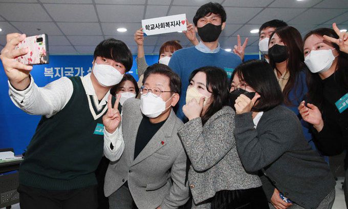 사회복지사들과 기념촬영 더불어민주당 이재명 대선후보(앞줄 왼쪽 두 번째)가 28일 서울 영등포구 문래동 한국사회복지사협회에서 열린 청년 사회복지사들과 간담회에서 참석자들과 기념촬영을 하고 있다. 서상배 선임기자