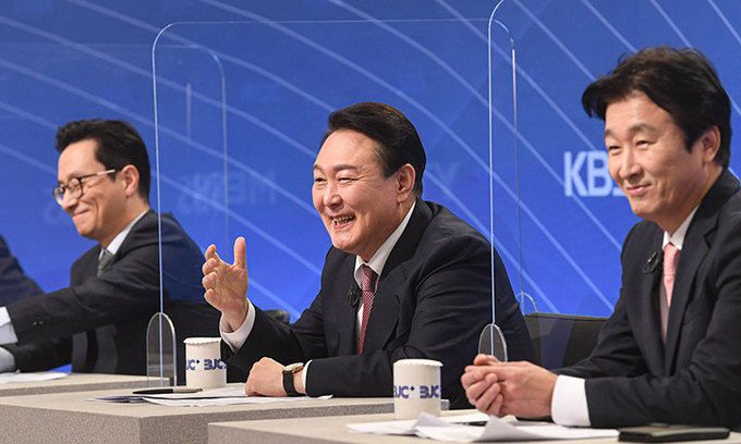 국민의힘 윤석열 대선후보(가운데)가 28일 서울 양천구 한국방송회관에서 열린 한국방송기자클럽 초청 토론회를 앞두고 진행자들과 대화하고 있다. 국회사진기자단