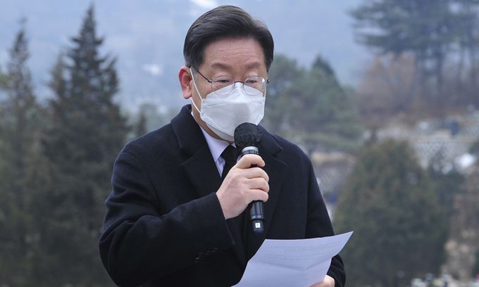 더불어민주당 이재명 대선 후보가 29일 경기도 남양주시 마석 모란공원 묘역에서 열린 고 김근태 전 열린우리당 의장의 10주기 추모 행사에 참석해 추모사를 하고 있다. 국회사진기자단