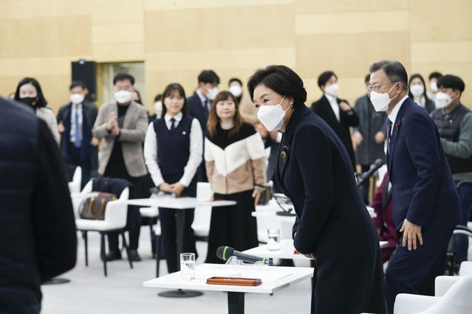 문재인 대통령과 김정숙 여사가 29일 충남 공주시 공주대학교 옥룡캠퍼스에서 열린 공주대학교 부설 특수학교 설립 간담회에 입장하고 있다. 공주=연합뉴스