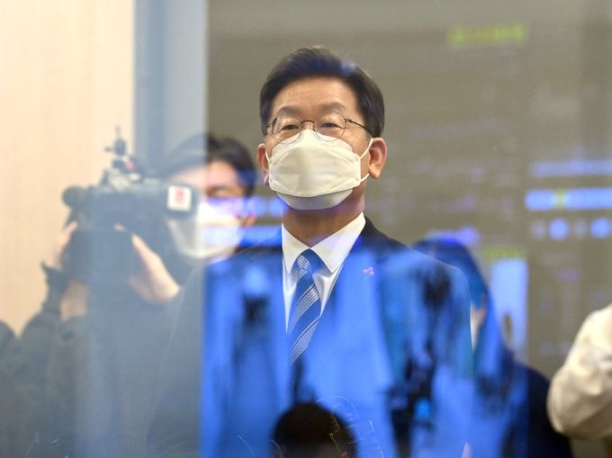 이재명 더불어민주당 대선후보가 29일 서울 광진구 보건복지행정타운의 한국사회보장정보원을 방문해 종합상황실의 상황판을 바라보고 있다.   국회사진기자단