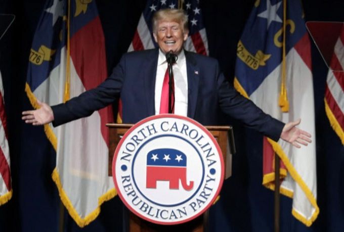 대통령 퇴임 후 미국 노스캐롤라이나주에서 열린 공화당 정치 행사에서 연설하는 도널드 트럼프. AP연합뉴스