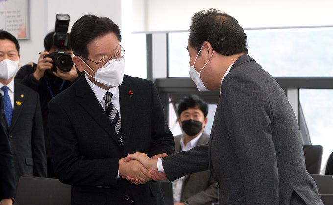 더불어민주당 이재명 대선후보(왼쪽)와 이낙연 국가비전·국민통합위원회 공동위원장이 29일 서울 광진구 보건복지행정타운의 한국사회보장정보원을 방문해 인사하고 있다.    국회사진기자단