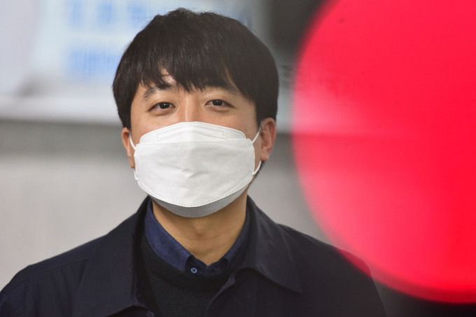 이준석 국민의힘 대표가 28일 국회 의원회관에서 취재진의 질문에 답하고 있다. 공동취재사진