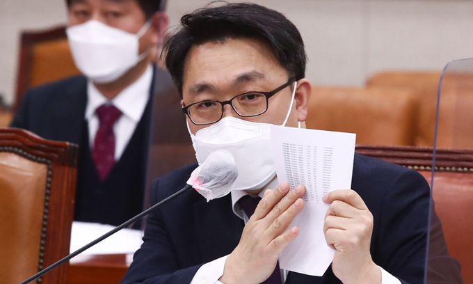 공수처장 해명 김진욱 공수처장이 30일 국회 법제사법위원회 전체회의에서 국내 음성통화 내역 조회 자료를 들어 보이며 질의에 답변하고 있다. 서상배 선임기자