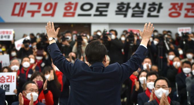 국민의힘 윤석열 대선 후보가 30일 대구시당에서 열린 대구 선대위 출범식에서 당원들에게 인사를 하고 있다. 연합뉴스