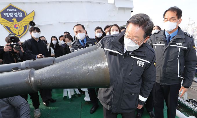 서해5도 경비단 방문 더불어민주당 이재명 대선후보(오른쪽 두 번째)가 30일 인천해양경찰서 전용부두에 위치한 서해5도 특별경비단을 방문해 경비함의 함포를 살펴보고 있다. 인천=국회사진기자단