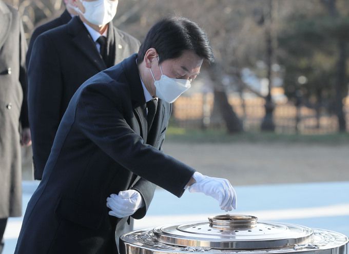 국민의당 안철수 대선 후보가 1일 오전 서울 동작구 국립서울현충원에서 참배하고 있다. 연합뉴스