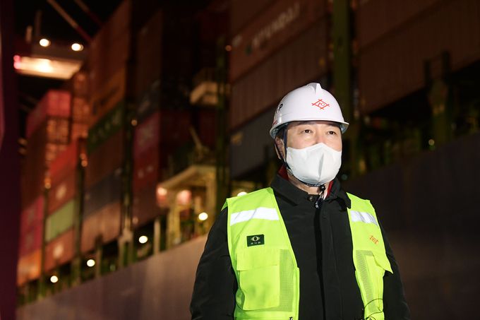 국민의힘 윤석열 대선 후보가 새해 첫날인 1일 0시 대외 교역 최전선인 인천신항 선광신컨테이너터미널(SNCT)을 찾아 하역 현장을 둘러본 뒤 취재진을 만나 발언하고 있다. 공동취재사진