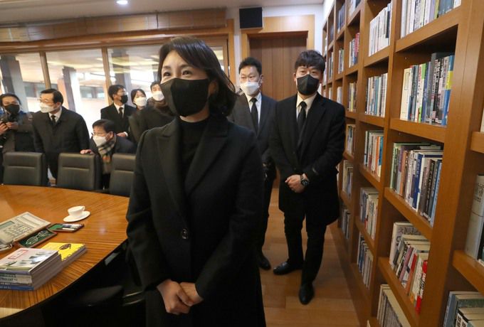 더불어민주당 이재명 대선 후보 부인 김혜경 씨가 새해 첫날인 1일 오후 경남 김해시 진영읍 봉하마을 고 노무현 전 대통령 사저를 둘러보고 있다. 김해=연합뉴스