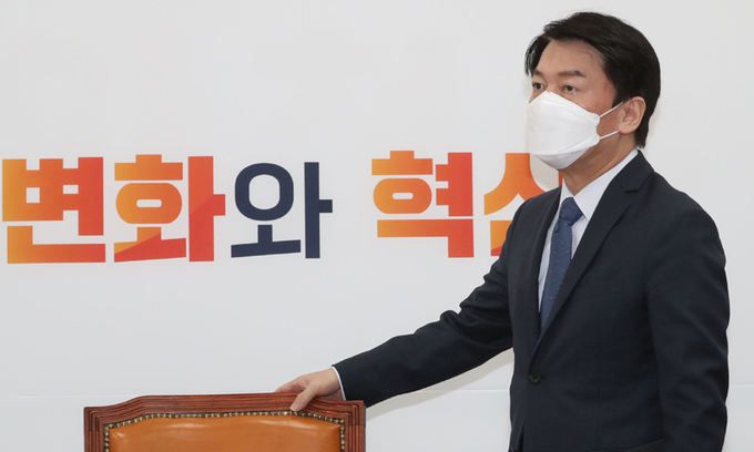 국민의당 안철수 대선 후보가 2일 국회 국민의당 대표 회의실에서 복지정책 발표를 하기 위해 입장하고 있다. 뉴시스