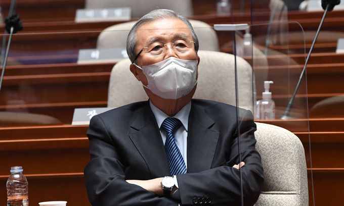 국민의힘 김종인 총괄선대위원장이 3일 서울 여의도 국회에서 열린 '변화와 단결' 의원총회에 일찍 참석해 자리에 앉아 있다. 국회사진기자단