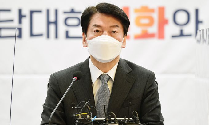 최근 지지율 상승세를 타고 있는 국민의당 안철수 대선 후보가 3일 국회에서 열린 선거대책위원회 회의에서 “지지율에 일희일비하지 않겠다”고 말하고 있다. 허정호 선임기자