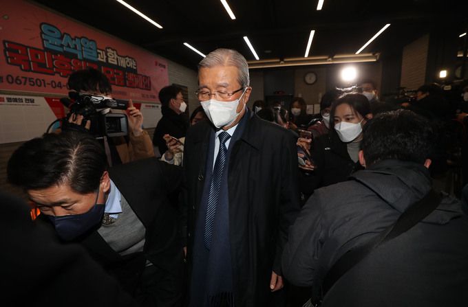 김종인 국민의힘 총괄선대위원장이 3일 오후 서울 여의도 국민의힘 당사에서 나서고 있다. 뉴시스