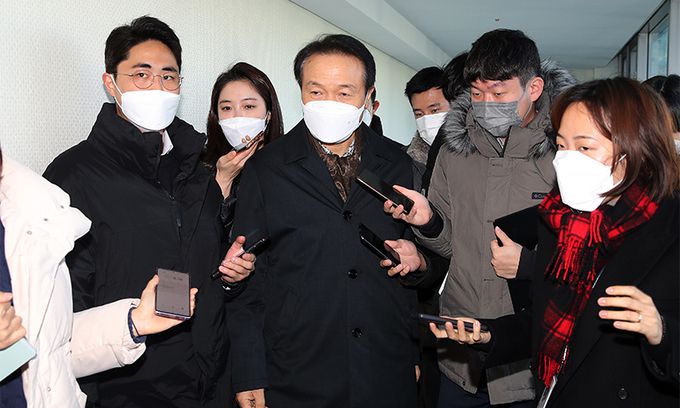 임태희 국민의힘 총괄상황본부장이 4일 서울 종로구 김종인 총괄선대위원장의 사무실에서 김 위원장 면담을 마치고 나서며 취재진 질문에 답변하고 있다. 뉴스1