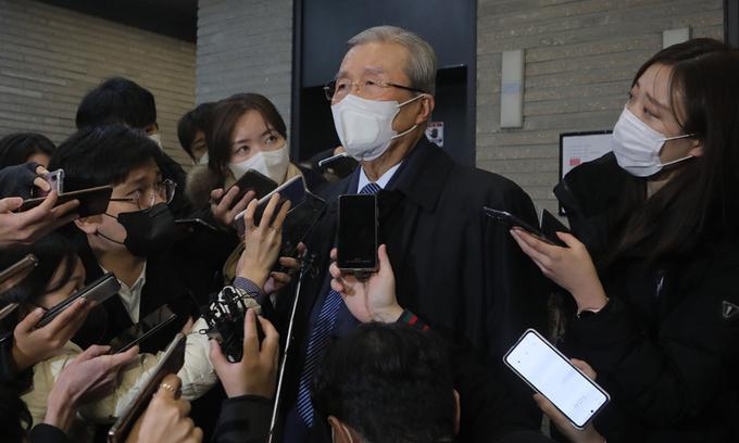국민의힘 김종인 총괄선대위원장이 3일 서울 여의도 당사를 떠나며 취재진 질문에 답하고 있다. 국회사진기자단