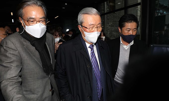 국민의힘 김종인 총괄선대위원장이 4일 서울 여의도 국민의힘 중앙당사를 나서고 있다. 연합뉴스