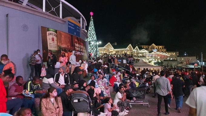 새해 전야인 12월 31일(현지시각) 저녁 남아프리카공화국 케이프타운의 관광명소인 워터프런트에 사람들이 가득하다. 케이프타운=연합뉴스