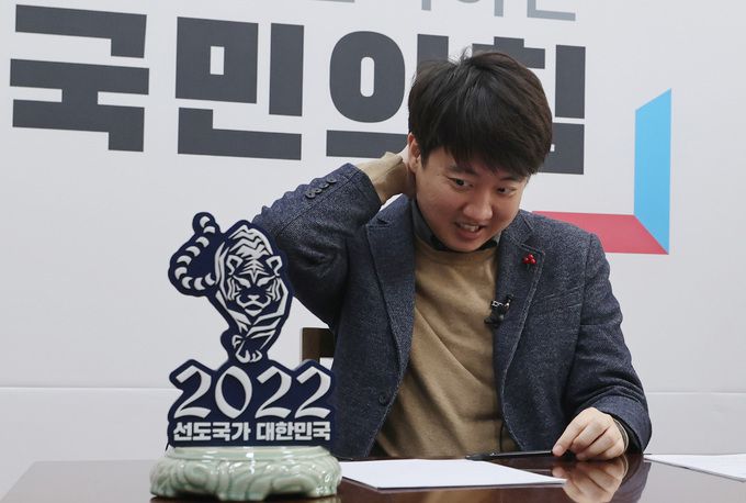 이준석 국민의힘 대표가 3일 오전 서울 여의도 국회에서 2022년 신년인사회를 준비하고 있다. 뉴스1