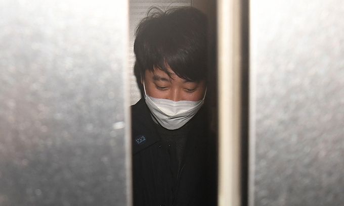 국민의힘 이준석 대표가 4일 서울 중구 대한상공회의소 국제회의장에서 열린 2022년 경제계 신년인사회를 마친 뒤 엘리베이터를 타고 있다. 연합뉴스