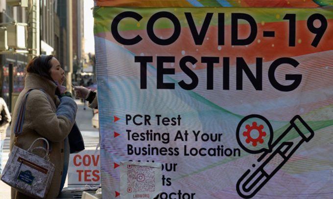 지난 4일(현지 시각) 미국 뉴욕에서 코로나 검사를 받는 시민 모습. AFP연합뉴스
