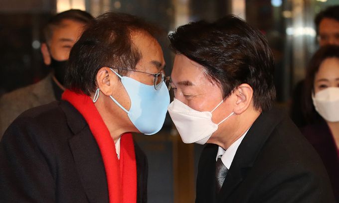 국민의당 안철수 대선 후보가 지난 3일 대구 북구 엑스코 인터불고 호텔에서 국민의힘 홍준표 의원과 만나 인사하고 있다. 연합뉴스