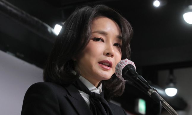 국민의힘 윤석열 대선 후보 부인 김건희씨가 지난달 26일 서울 여의도 당사에서 자신의 허위 이력 의혹과 관련해 입장문을 발표하고 있다. 연합뉴스