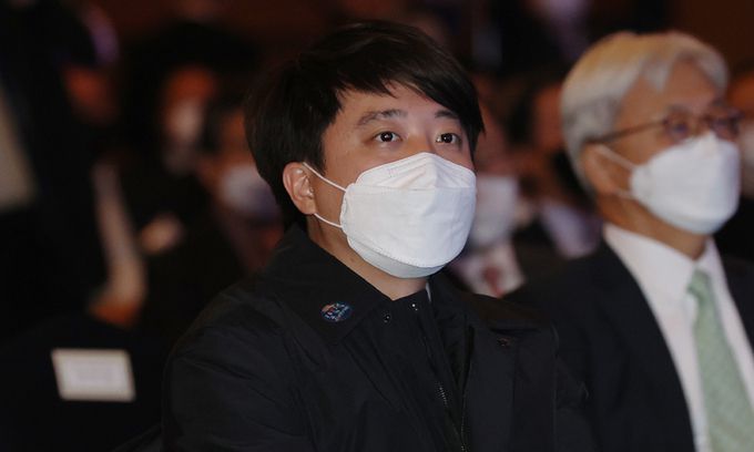 국민의힘 이준석 대표가 4일 서울 중구 대한상공회의소 국제회의장에서 열린 2022년 경제계 신년인사회에서 자리에 앉아 있다. 국회사진기자단