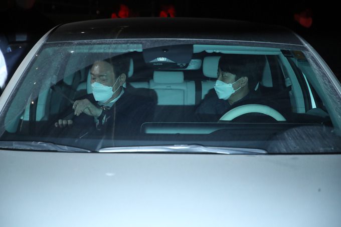 윤석열 국민의힘 대선 후보와 이준석 대표가 6일 오후 서울 여의도 국회에서 열린 의원총회를 마친 후 차량에 탑승하고 있다.   뉴시스