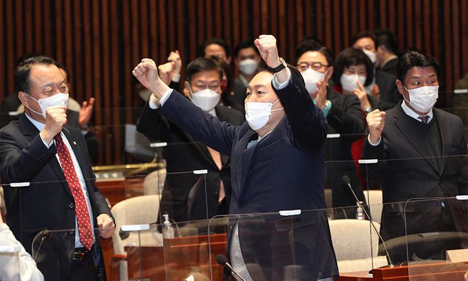 국민의힘 윤석열 대선 후보(가운데)가 6일 서울 여의도 국회에서 열린 의원총회에서 모두발언을 마친 뒤 환호하는 의원들을 향해 두 주먹을 쥔 채 손을 들어 화답하고 있다. 허정호 선임기자