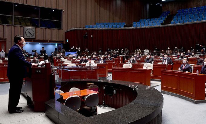 윤석열 국민의힘 대선후보가 6일 서울 여의도 국회에서 열린 국민의힘 ‘변화와 단결’ 의원총회에서 발언하고 있다. 뉴스1