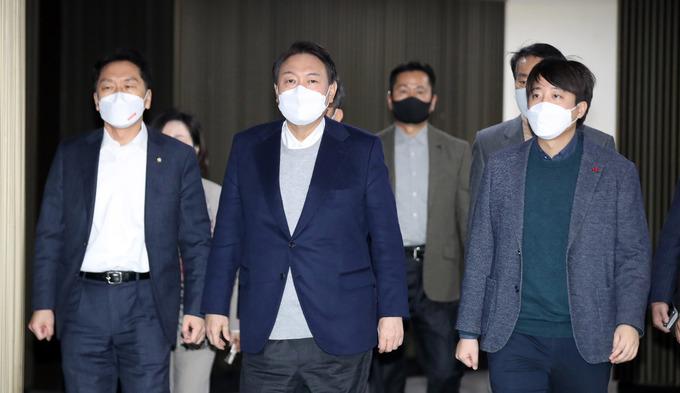 국민의힘 윤석열 대선 후보와 이준석 대표가 6일 국회에서 열린 의원총회에 나란히 참석하고 있다.   국회사진기자단